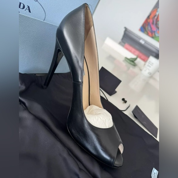 Prada Leather Heels EU Size 42 
Barely Used 
Comes w box and dust bag - Picture 4 of 14